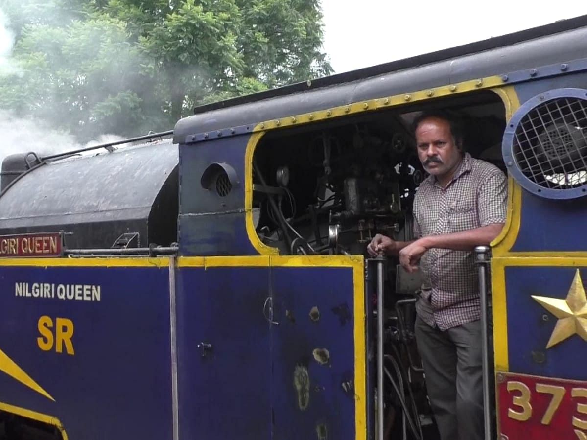 புகை வண்டியை புகை இல்லாமல் மாற்றி சாதித்த 8-ம் வகுப்பு படித்த ஊழியர்; நீலகிரி மலை ரயில் சுவாரஸ்யம்!