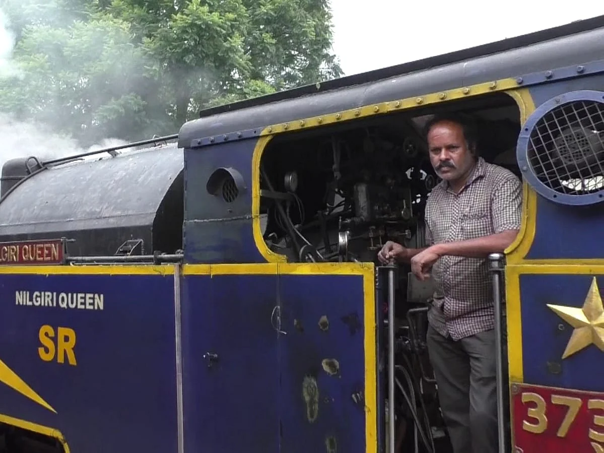 புகை வண்டியை புகை இல்லாமல் மாற்றி சாதித்த 8-ம் வகுப்பு படித்த ஊழியர்; நீலகிரி மலை ரயில் சுவாரஸ்யம்!