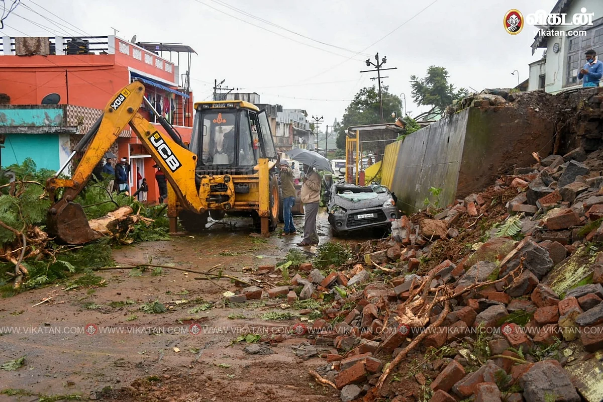 இடிந்து விழுந்த தடுப்புச் சுவர்