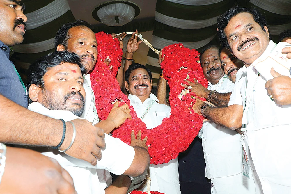 மாஸ் லீடர்... துரோகிப் பட்டம்... எலிமினேஷன் ரவுண்டில் அ.தி.மு.க!