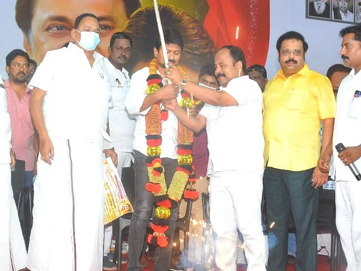``அரியணை தயார்; சின்னவர் மணி மகுடம் சுமப்பார்’’ - உதயநிதியைப் புகழ்ந்து தள்ளிய வேலூர் திமுக-வினர்