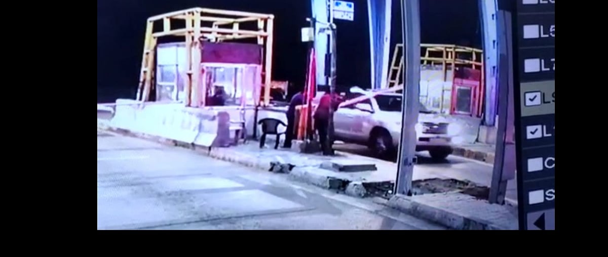 சசிகலா கார்மீது விழுந்த ஸ்கேன் தடுப்பு கட்டை; மறியலில் இறங்கிய ஆதரவாளர்கள்! - திருச்சியில் பரபரப்பு