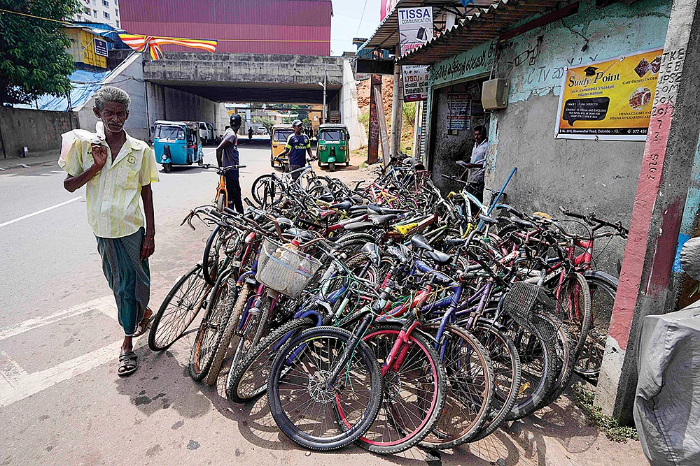 எரிபொருளும் இல்லை... அரசிடம் திட்டமும் இல்லை... முழுமையாக முடங்குகிறதா இலங்கை?