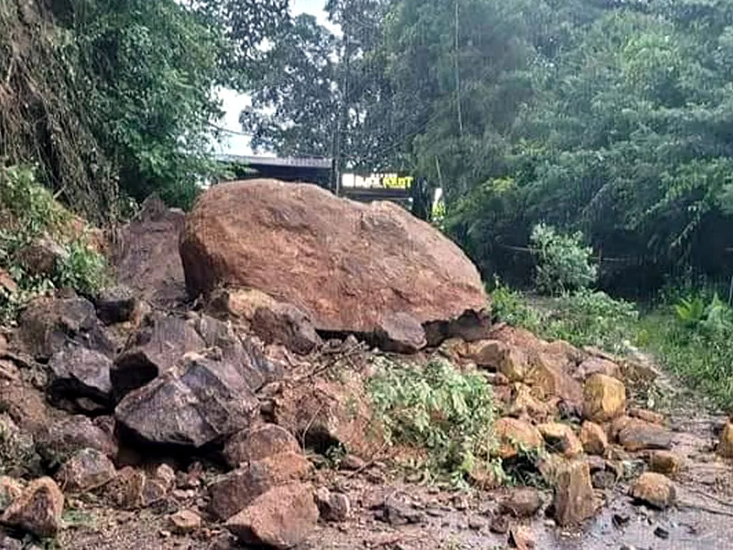 மூணாறில் மண்சரிவு; சுற்றுலாப் பகுதிகள் மூடல் - தொடர் கனமழைக்கு 5 பேர் பலி!