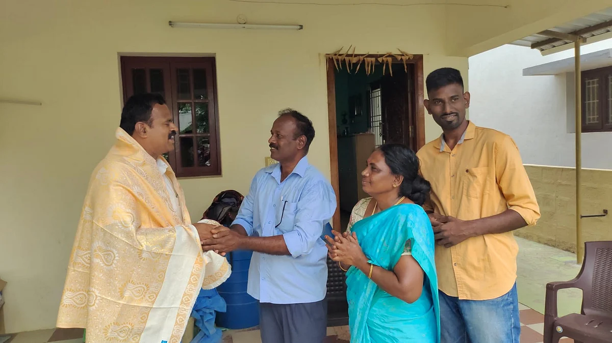 ராணுவ குடும்பத்துடன் அறிவரசு