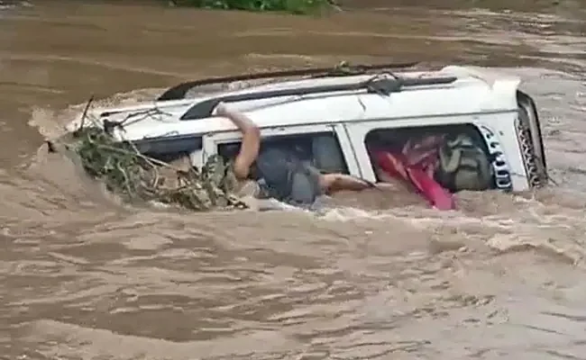 தண்ணீரில் அடித்துச் செல்லப்படும் கார்