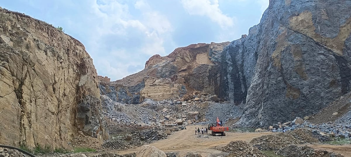 கல்குவாரியில் சரிந்து விழுந்த பாறை; பறிபோன 2 உயிர்கள் - `கல்குவாரி மூடப்படும்’ - பெரம்பலூர் ஆட்சியர்