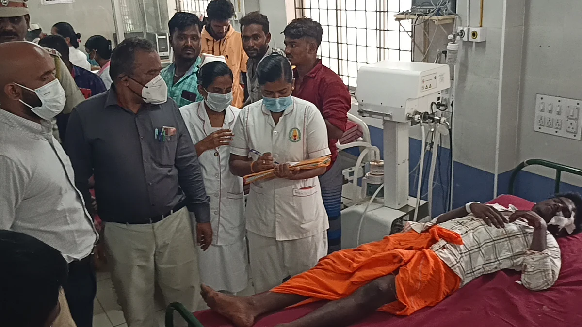 காயம் அடைந்தவர்களை மாவட்ட ஆட்சியர் நேரில் பார்வையிட்ட காட்சி