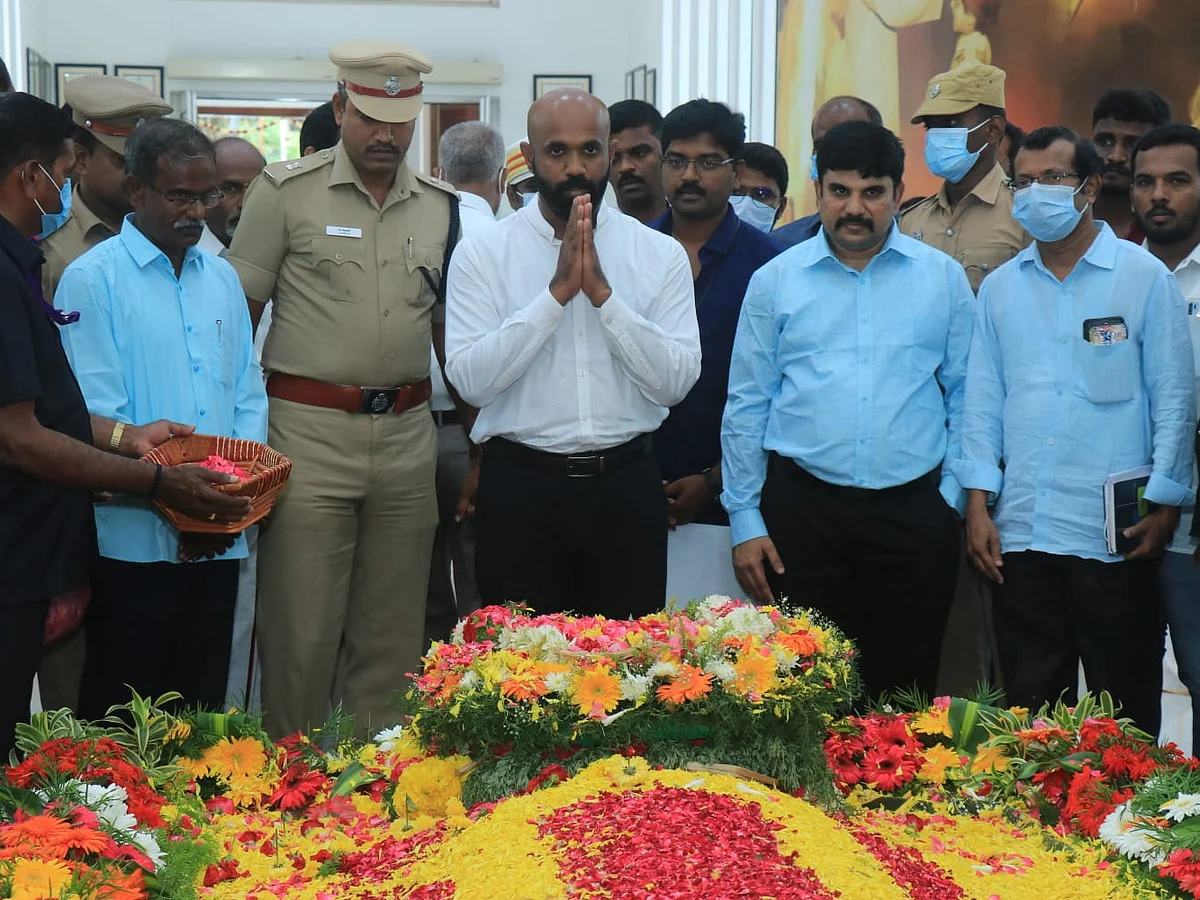 அப்துல் கலாம்... 7-ம் ஆண்டு நினைவுதினம் - அரசு அதிகாரிகள், பொதுமக்கள் திரளாக அஞ்சலி