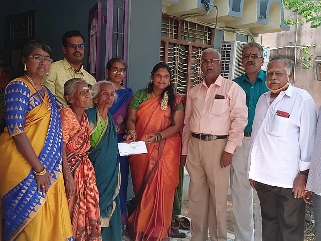 மகனின் திருமண மொய்ப்பணத்தை முதியோர் மற்றும் மாற்றுத்திறனாளிகள் காப்பகத்திற்கு வழங்கிய நூலகர்!