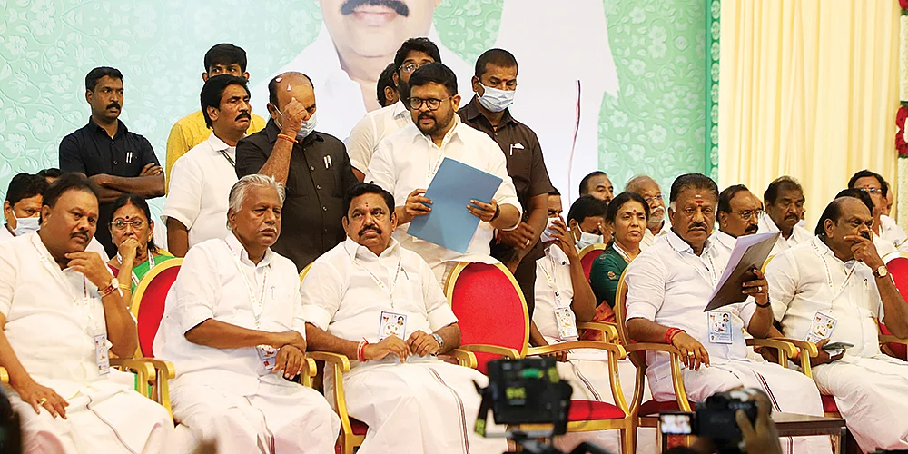 பகை... சமரசம்... மெத்தனம்... ஓ.பி.எஸ் சரிந்த கதை!