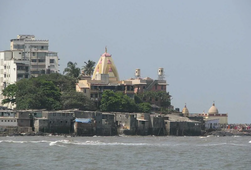 கடற்கரையொட்டி இருக்கும் மகாலட்சுமி கோயில்