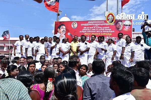 ஆர்ப்பாட்டத்தில் பேசும் இன்பதுரை