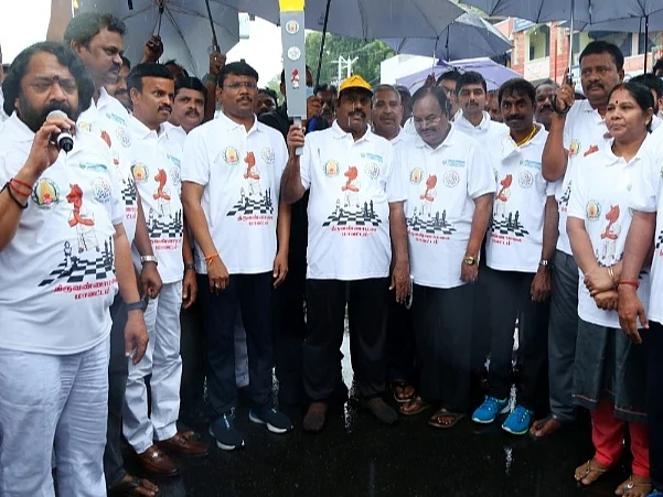 திருவண்ணாமலை: கொட்டும் மழையில் ஒலிம்பியாட் பேரணி; குடையில் மக்கள் பிரதிநிதிகள், மழையில் மாணவர்கள்!