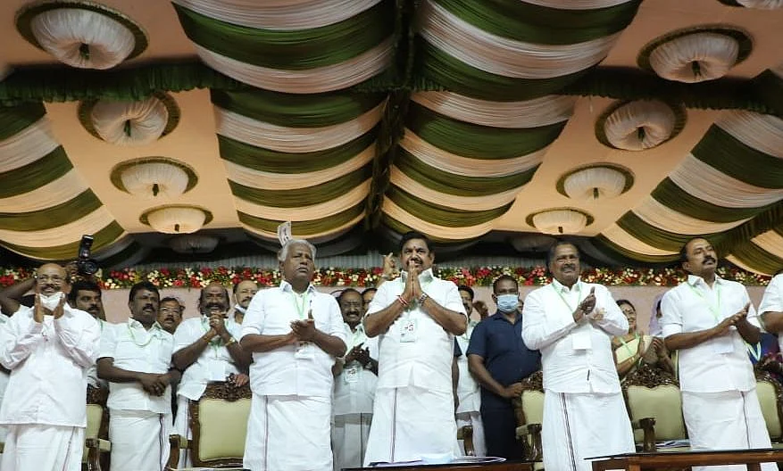 ``திமுக-வின் கைக்கூலி; எத்தனை ஓ.பி.எஸ் வந்தாலும் அதிமுகவை அசைக்க முடியாது!” - ஜெயக்குமார் காட்டம்