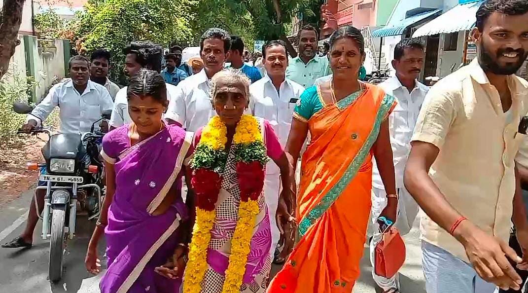 ஊராட்சி மன்றத் தலைவராக 72 வயது பாட்டி வெற்றி; ஆட்டம் பாட்டத்தோடு ஊர்வலம்!