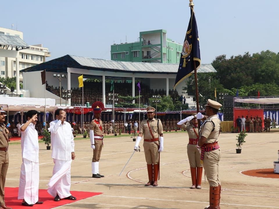 தமிழ்நாடு காவல்துறைக்கு மிக உயரிய `ஜனாதிபதி சிறப்புக் கொடி' - வெங்கைய நாயுடு  வழங்கினார்!