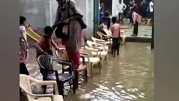 தண்ணீரில் கால் படாதவாறு வரும் ஆசிரியர்
