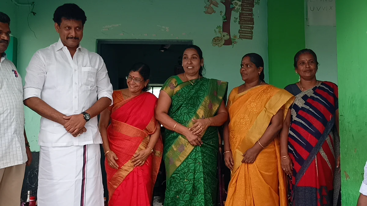 அமைச்சருடன் புகைப்படம் எடுத்துக்கொண்ட தலைமை ஆசிரியர் மற்றும் ஆசிரியர்கள்