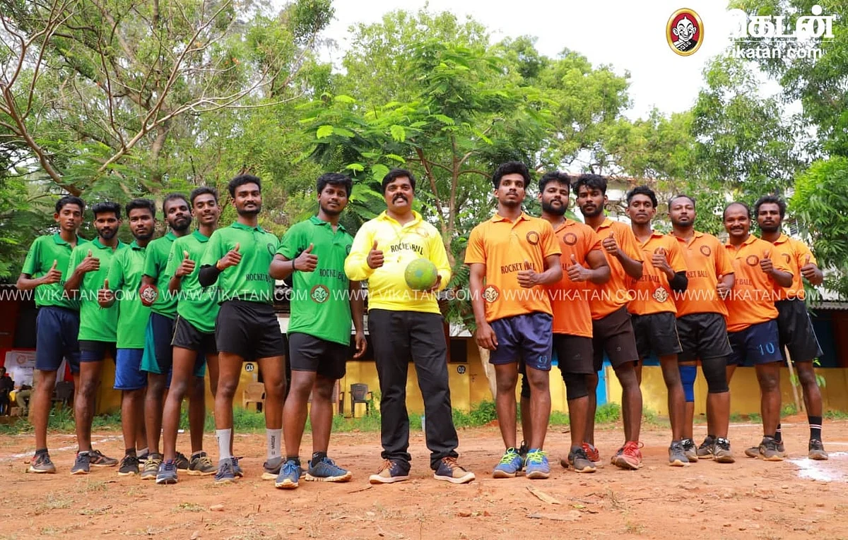 ராக்கெட் பால் அணிகளுடன் கோபாலகிருஷ்ணன்