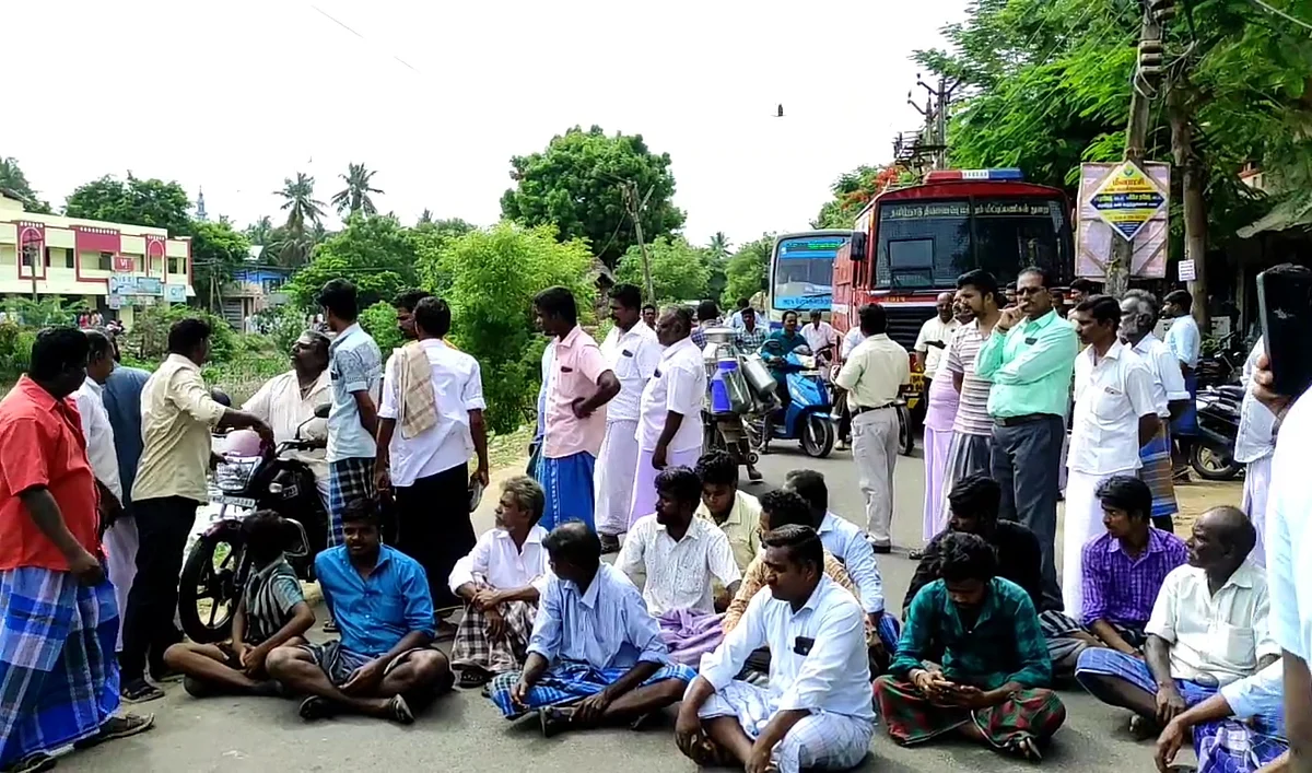 செல்போன் டவர் மீது தலைகீழாக நின்றபடி இளைஞர் போராட்டம்
