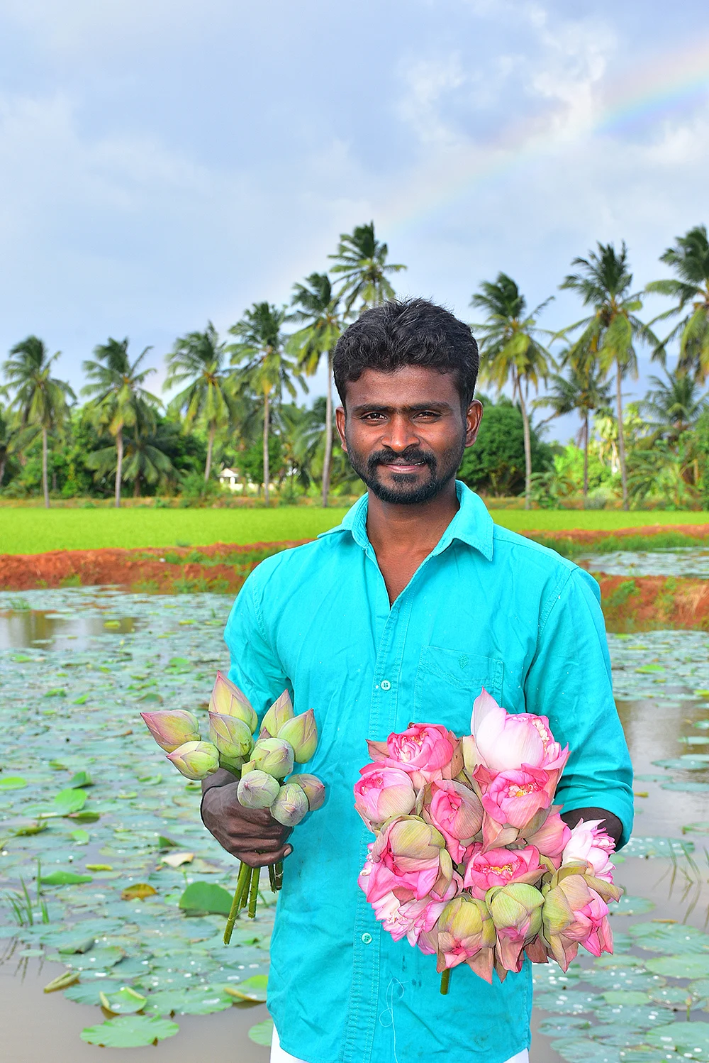 தாமரை மலர்களுடன் பூதப்பாண்டி