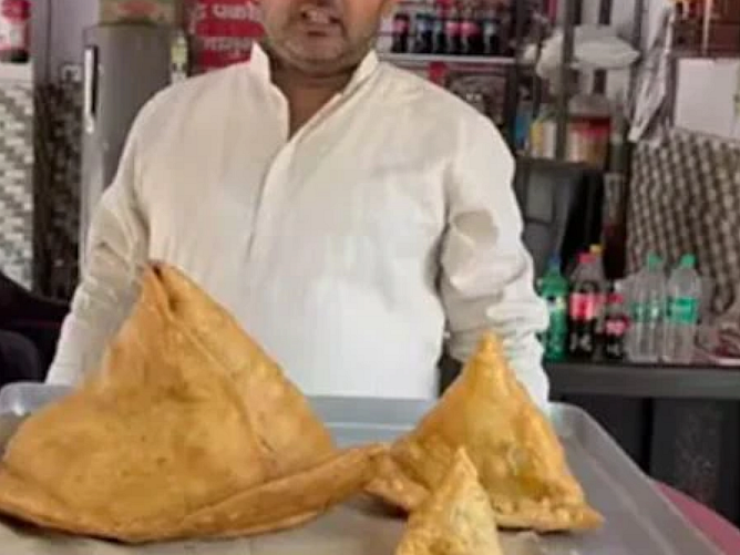 பாகுபலி சமோசா - எடை 8 கிலோ; 30 நிமிடத்தில் சாப்பிட்டால் ரூ.50,000 பரிசு! எங்கே தெரியுமா?