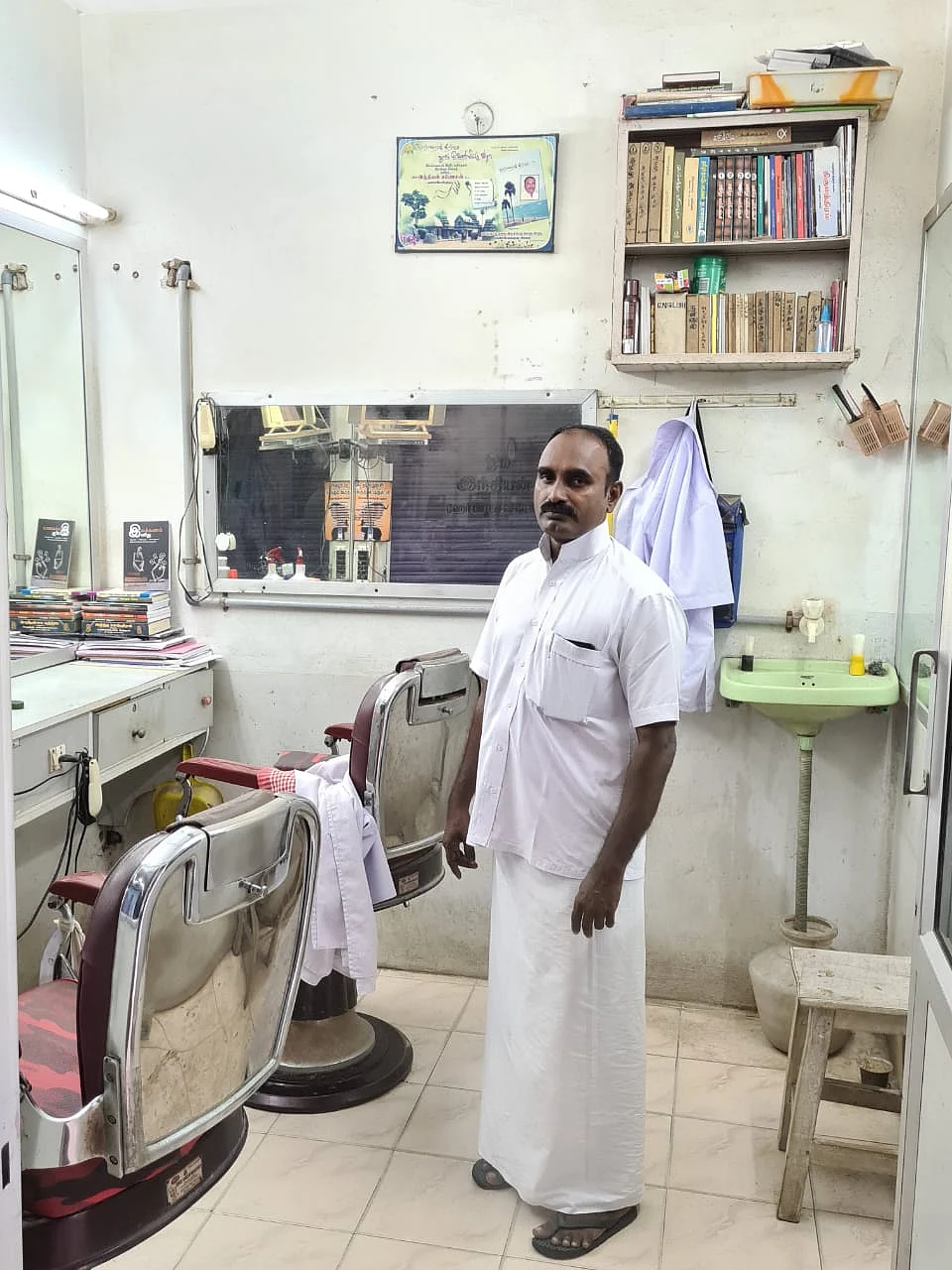 இந்தியன் கணேசன் தனது சலூன் நூலகத்தில்