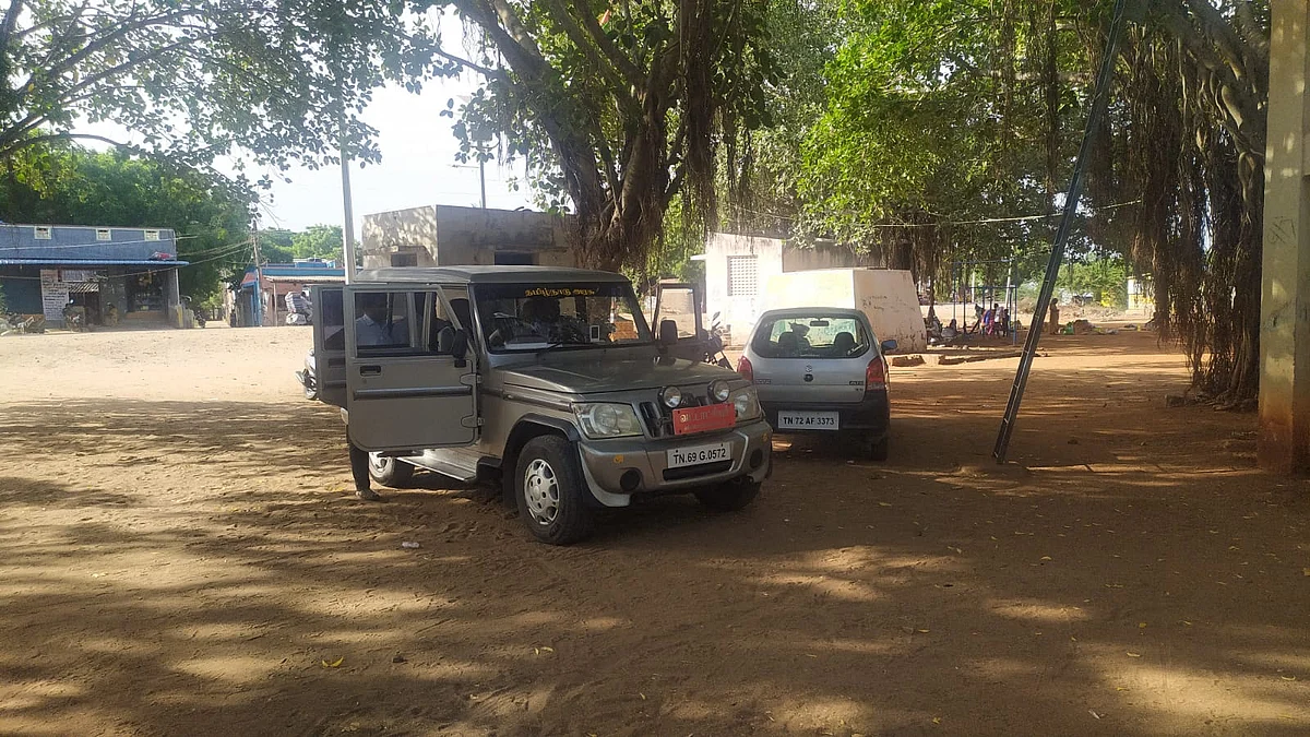 சோதனையிட்ட அதிகாரிகள் வாகனம்