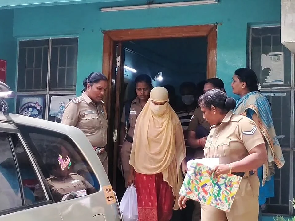 நர்ஸிங் மாணவிக்குப் பாலியல் தொல்லை; 40 நாள்களுக்குப் பின் கல்லூரி முதல்வர், விடுதிக் காப்பாளர் கைது