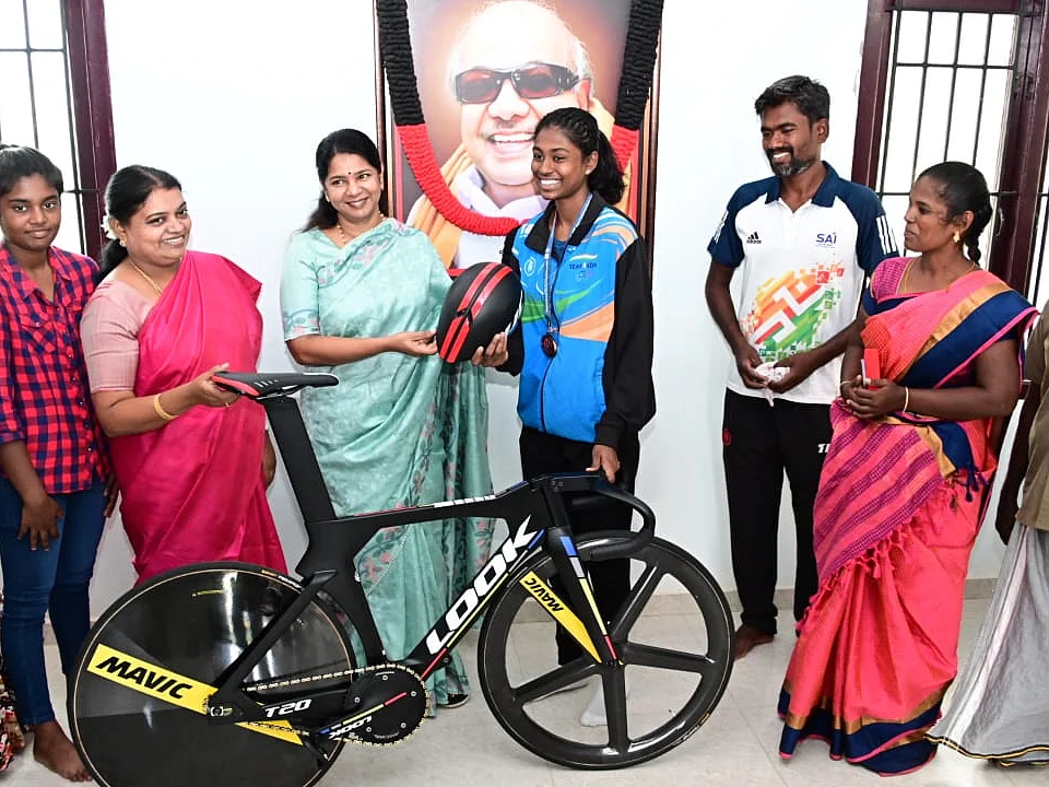 தூத்துக்குடி மாணவிக்கு ரூ.14 லட்சம் மதிப்புள்ள ரேஸ் சைக்கிள் பரிசளித்த கனிமொழி - காரணம் இதுதான்!