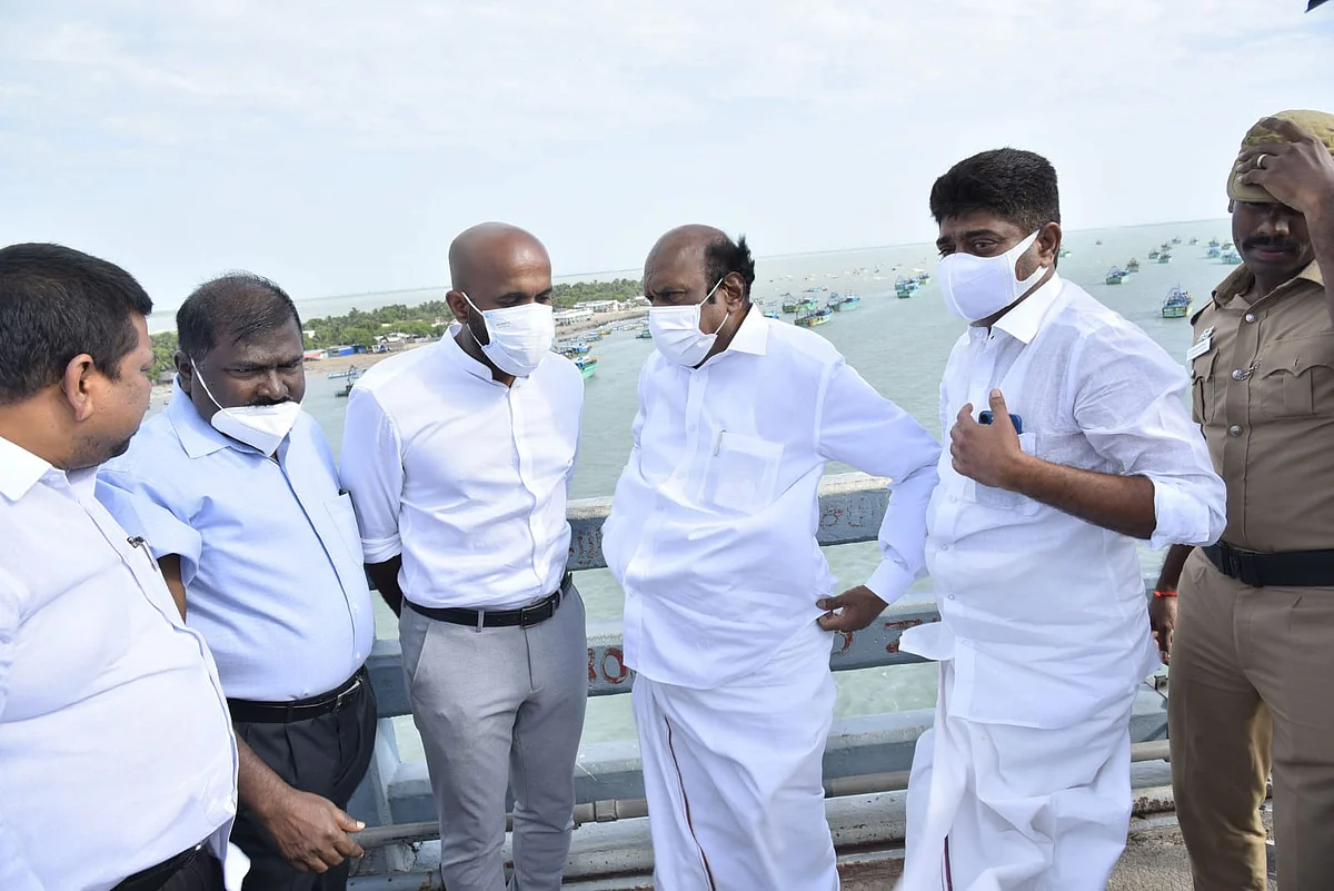 மாவட்ட ஆட்சியரிடம் திட்டப் பணிகள் குறித்து கேட்டறிந்த அமைச்சர் எ.வ.வேலு