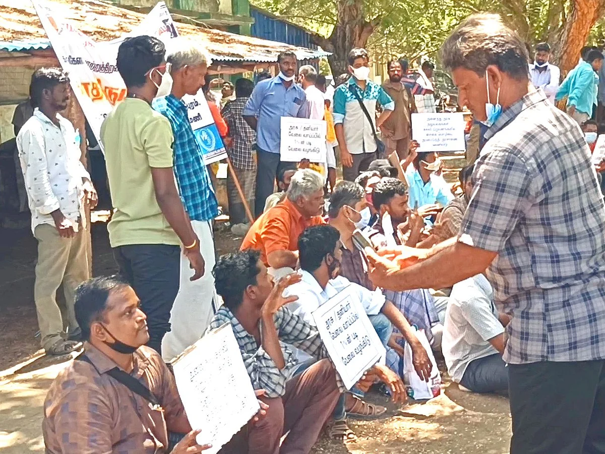 போராட வந்த மாற்றுத்திறனாளி கணவர், வீடியோ காலில் கண்கலங்கிய மனைவி; நெகிழ்ச்சியான சம்பவம்!