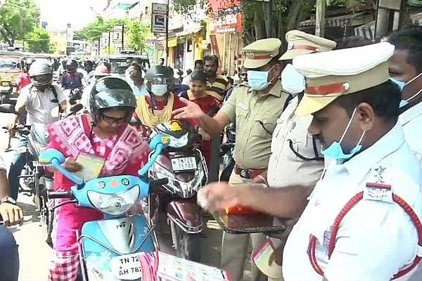 வாகன ஓட்டிகளுக்கு அறிவுரை வழங்கும் போலீஸார்