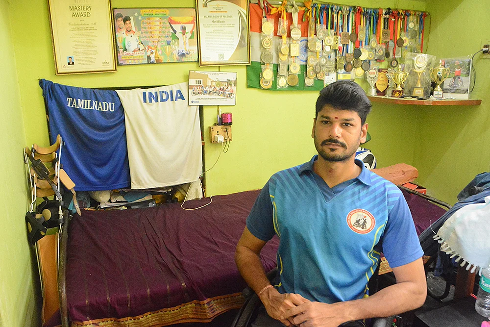 ஏதாவது வேலை போட்டுக்கொடுங்க ஐயா..! - தமிழகத்தைத் தலைநிமிரச் செய்த தங்கமகனின் துயரம்!