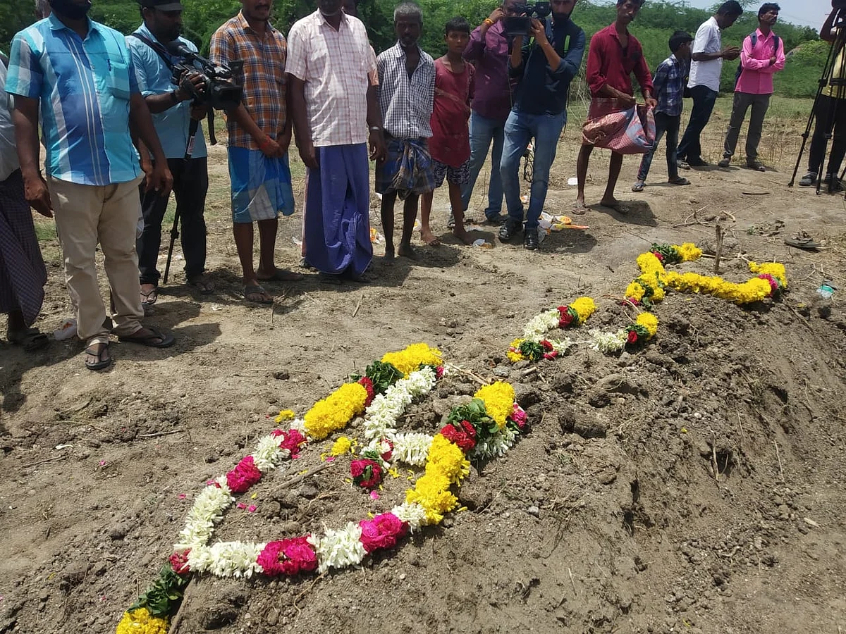 Live கள்ளக்குறிச்சி: பாடப் புத்தகத்துடன் மாணவியின் உடல் நல்லடக்கம் செய்யப்பட்டது - ஊர் மக்கள், உறவினர்கள் கண்ணீர்