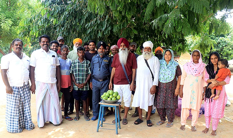 தோட்டத்தில் தமிழ்நாட்டு விவசாயிளும் பஞ்சாப் விவசாயிகளும்