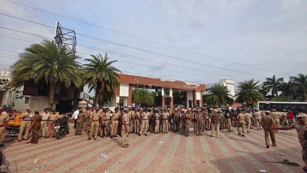 தனியார் பள்ளி முன்பு காவல்துறை