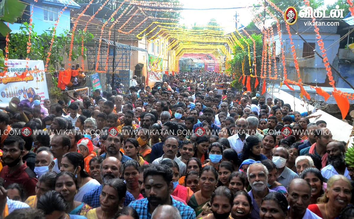 கும்பாபிஷேக விழாவில் கலந்துகொண்ட பக்தர்களின் ஒரு பகுதி