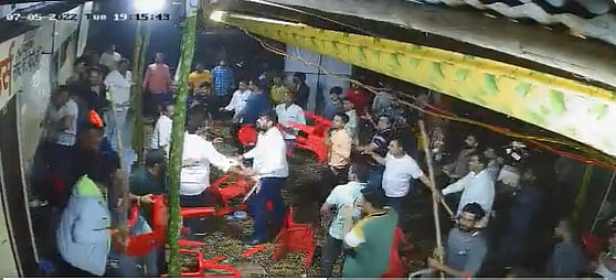 பாஜக - காங்கிரஸ் தொண்டர்களிடையே வன்முறை மோதல்: மத்தியபிரதேசத்தில் பரபரப்பு | Video