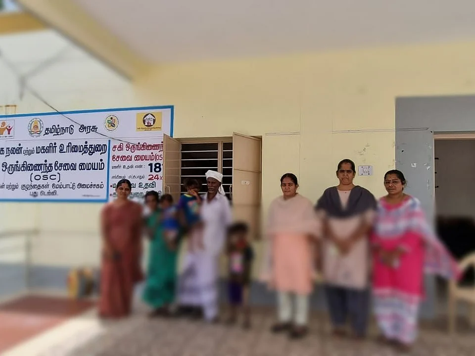 குழந்தைகளுடன் தவித்த தாத்தா, பாட்டி, மீட்ட சமூகநலத்துறை அதிகாரி; பொதுமக்கள் பாராட்டு!