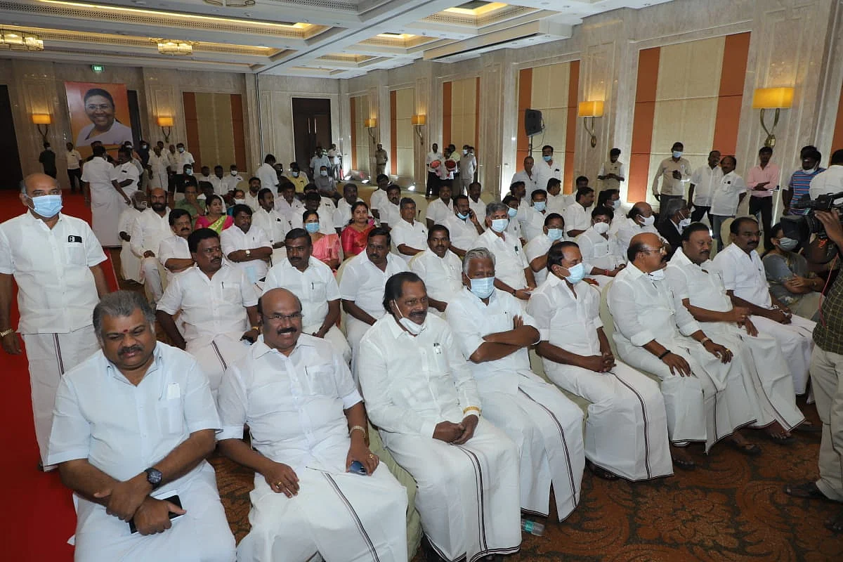அதிமுக