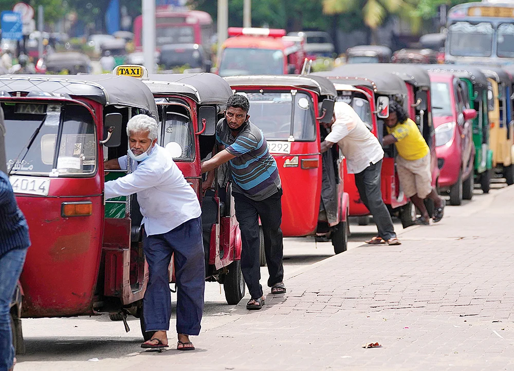 எரிபொருளும் இல்லை... அரசிடம் திட்டமும் இல்லை... முழுமையாக முடங்குகிறதா இலங்கை?
