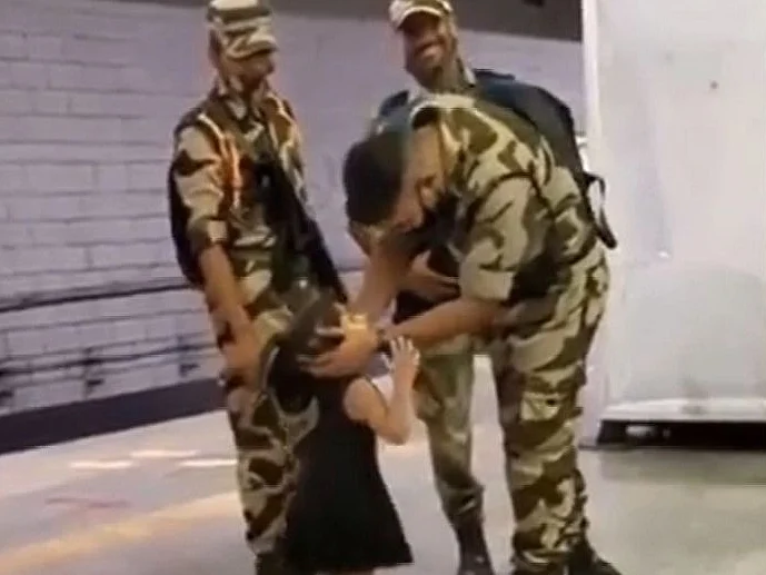 Viral Video: `இதல்லவா தேசப்பற்று..!' ராணுவ வீரருக்கு மரியாதைசெய்த சிறுமி - மனம் நெகிழும் இணையவாசிகள்