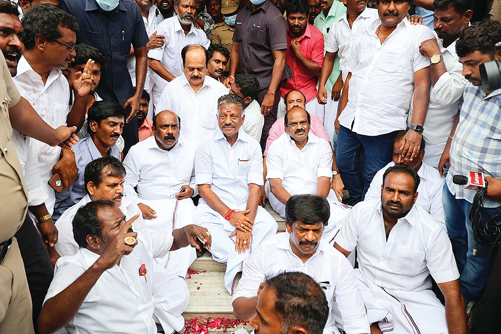 மாஸ் லீடர்... துரோகிப் பட்டம்... எலிமினேஷன் ரவுண்டில் அ.தி.மு.க!