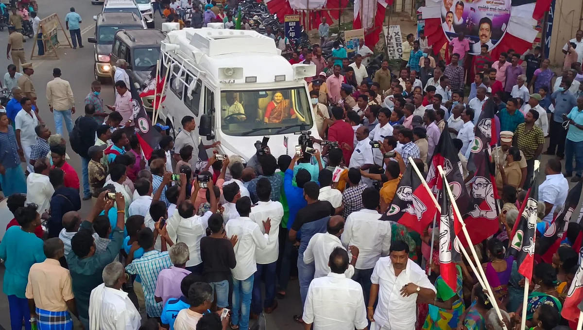 திருச்சிற்றம்பலம் கூட்ரோடு பகுதியில் சசிகலா