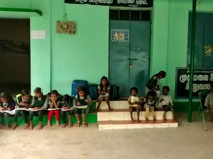பள்ளிக்குச் செல்ல சாலை இல்லை; ஊராட்சி அலுவலக வாசலில் வகுப்புகள்! - என்ன நடக்கிறது கூடலூரில்?
