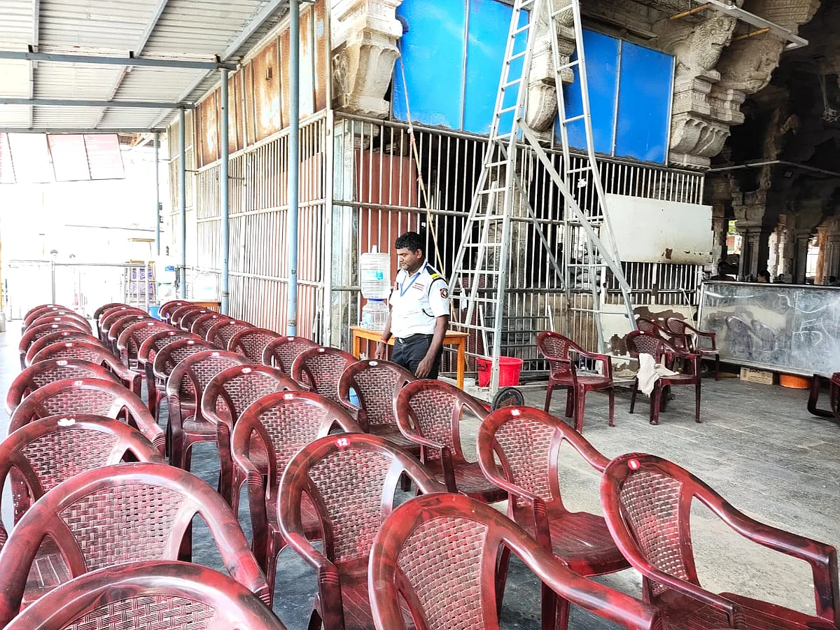 முதியவர்களுக்கு அமைக்கப்பட்டுள்ள இருக்கைகள்
