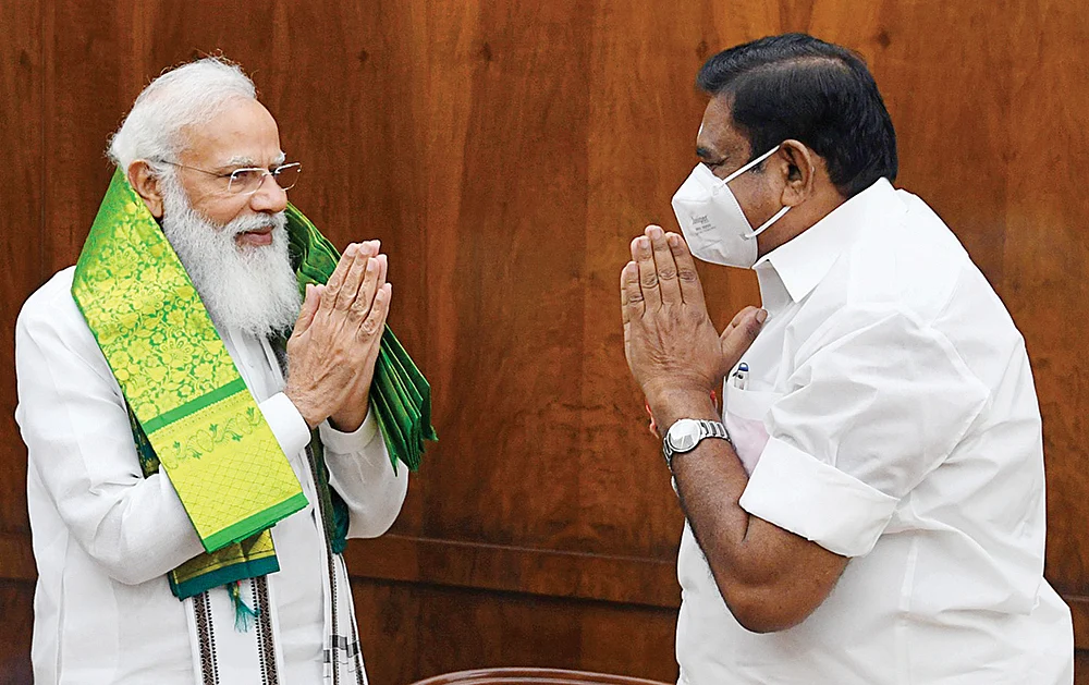 வைப்ரேஷன் எடப்பாடி... சைலன்ட் பன்னீர் - டெல்லி சிக்னல் யாருக்கு?