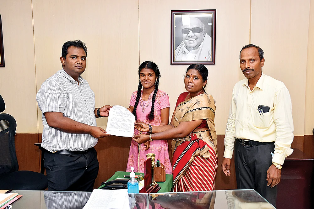 ஜூ.வி ஆக்ஷன் - 600-க்கு 591 மார்க்... மாற்றுத்திறனாளி மாணவிக்கு சீட் தர மறுத்த கல்லூரி!